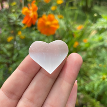 Cargar imagen en el visor de la galería, Selenita en Corazón