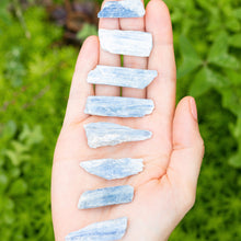 Cargar imagen en el visor de la galería, Cianita Azul en Bruto