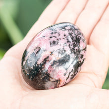 Cargar imagen en el visor de la galería, Rodonita Palm Stone