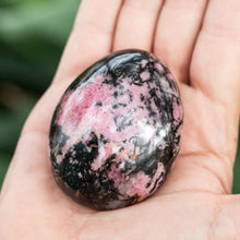 Cargar imagen en el visor de la galería, Rodonita Palm Stone