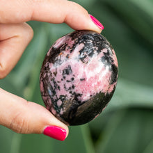 Cargar imagen en el visor de la galería, Rodonita Palm Stone