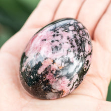 Cargar imagen en el visor de la galería, Rodonita Palm Stone