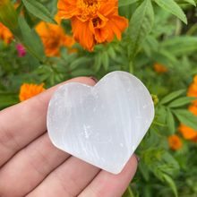 Cargar imagen en el visor de la galería, Selenita en Corazón
